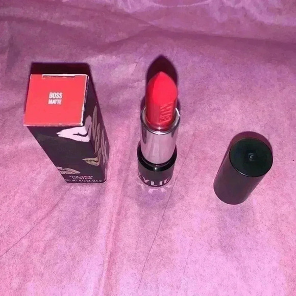 Kylie Jenner Boss Matte Lipstick - Picture 5 of 12